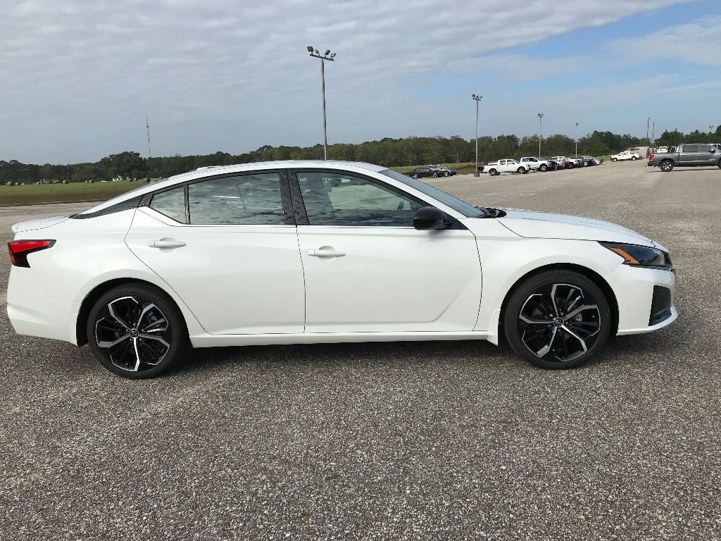 2025 Nissan Altima SR