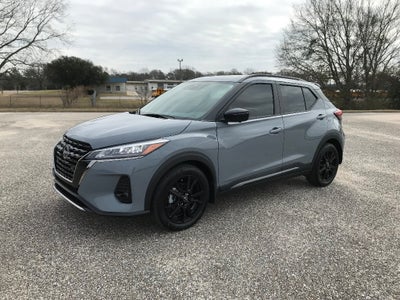 2022 Nissan Kicks SR