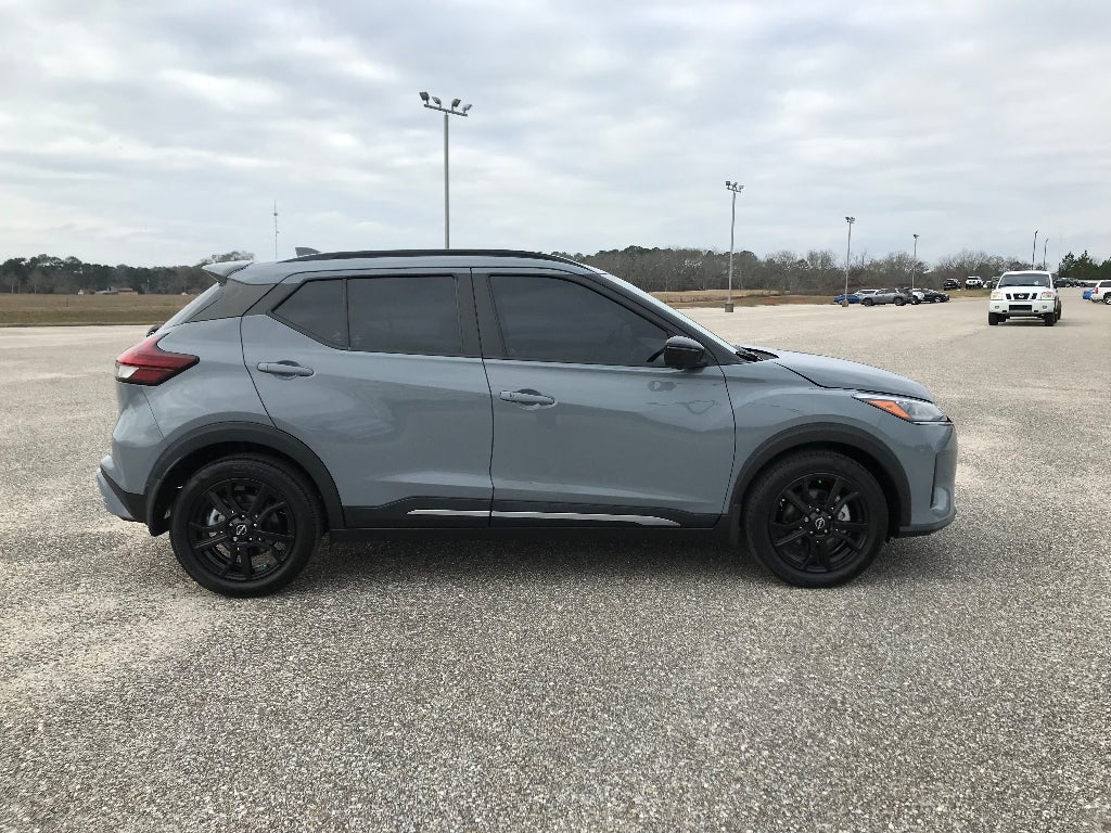 2022 Nissan Kicks SR