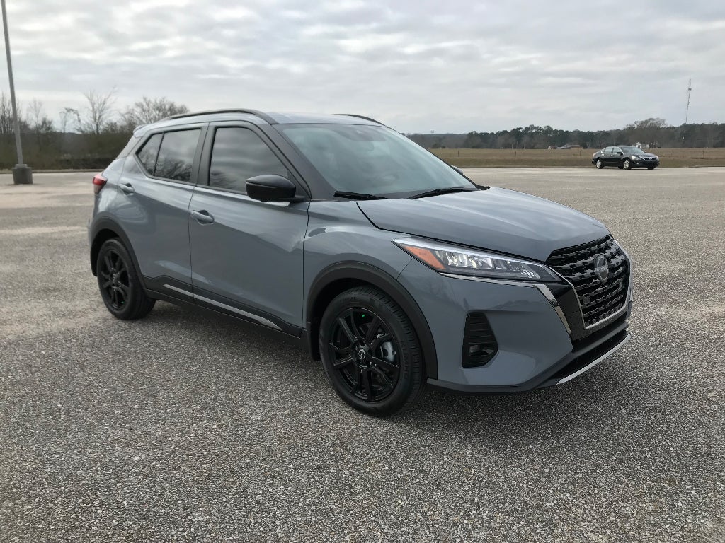 2022 Nissan Kicks SR