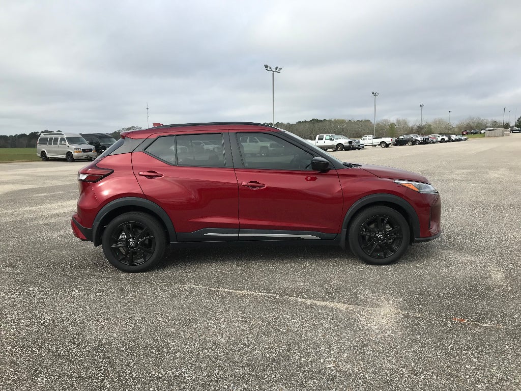 2023 Nissan Kicks SR